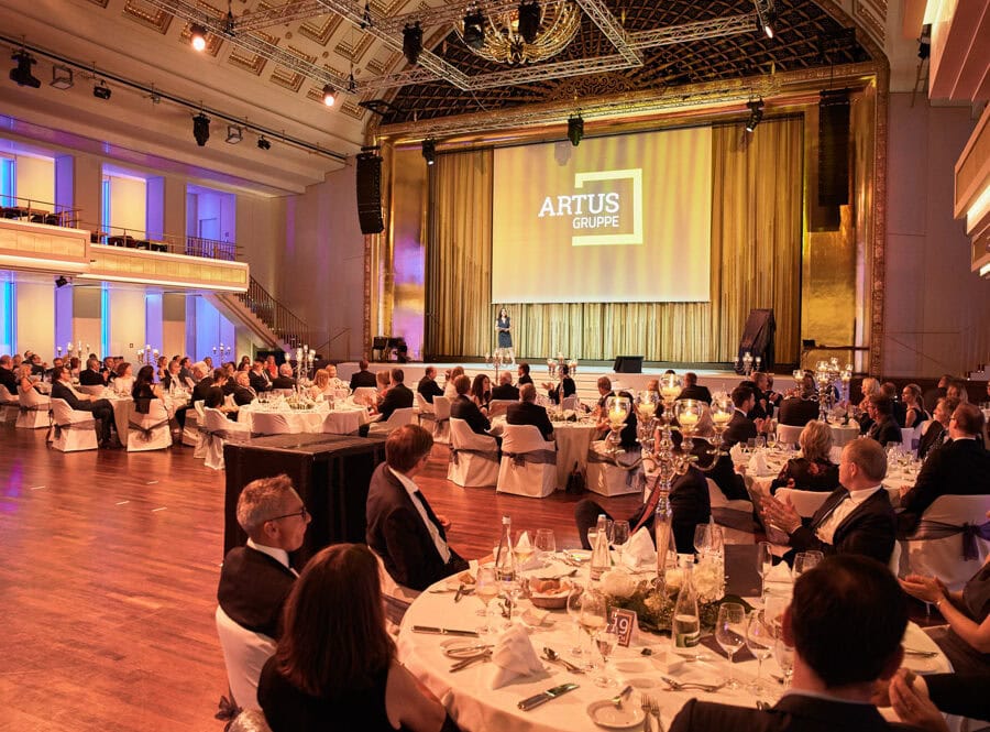 carina jantsch moderation event buehne blumenuebergabe
