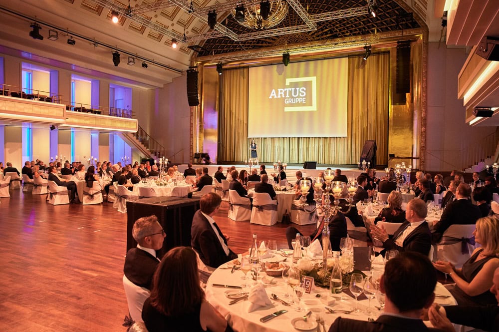 carina jantsch moderation event buehne blumenuebergabe