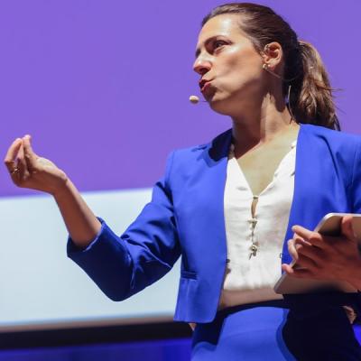 carina jantsch artikuliert waehrend einer moderation