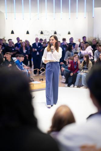 moderatorin carina jantsch